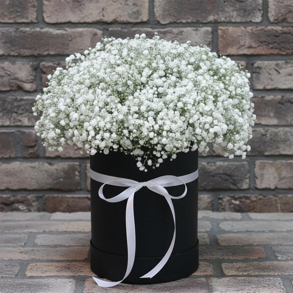 Цветочная композиция из Гипсофила в шляпной коробке в Акатьево