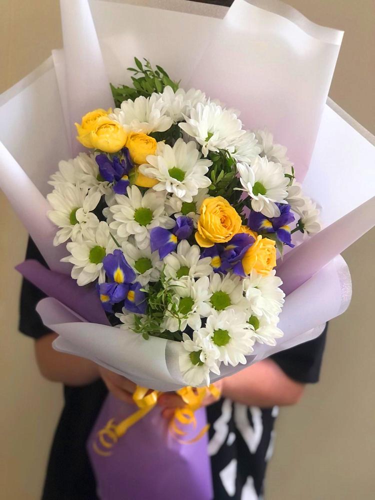 Букет цветов из: Ирисы, Хризантемы и Розы в Акатьево