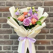 Букет цветов из:  Лизиантусы и Розы в Акатьево