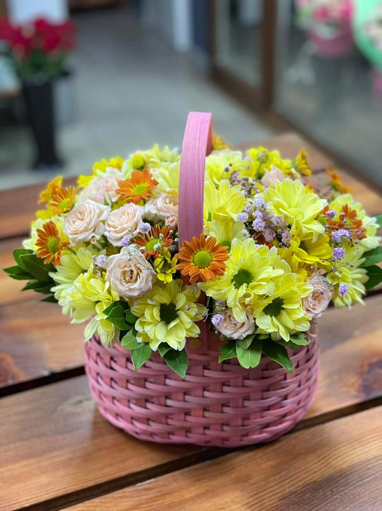Цветочная композиция из Хризантемы и Розы в корзине в Акатьево