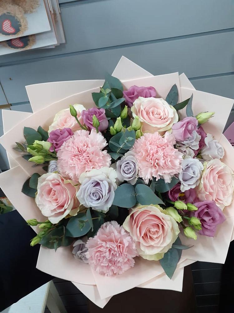 Букет цветов из: Розы, Гвоздики и Лизиантусы в Акатьево